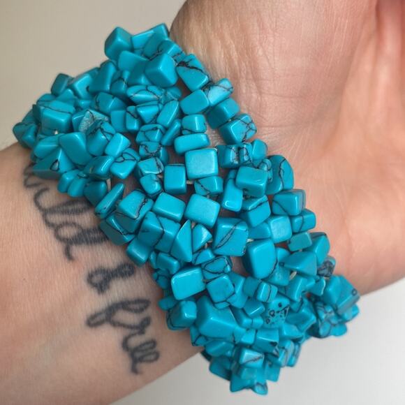 Women’s Turquoise Colored Chip/Stones Stretch Cuff Bracelet EUC OS - Picture 3 of 8